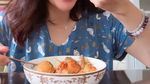 Momen Ussy Sulistiawaty Masak dan Makan Bareng Andhika