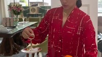 Potret mesra Ussy dan Andhika juga pernah terlihat ketika makan bersama di restoran. Pose keduanya duduk bersanding berdua mencuri perhatian. Foto: Instagram @ussypratama