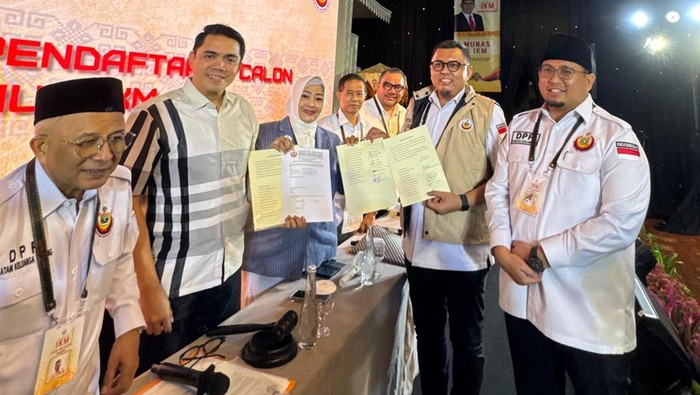 Wakil Ketua Komisi VI DPR RI dari Fraksi Gerindra, Andre Rosiade resmi mendaftarkan diri sebagai bakal calon Ketum DPP IKM pada Munas IKM ke-1. (dok Istimewa)