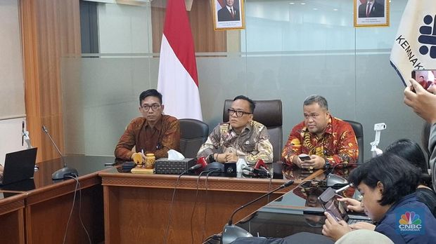 Wakil Menteri Ketenagakerjaan (Wamenaker) Immanuel Ebenezer merespons kabar dari Direktur Utama PT Sri Rejeki Isman Tbk (SRIL) atau Sritex Iwan Setiawan Lukminto. (CNBC Indonesia/Chandra Dwi Pranata)