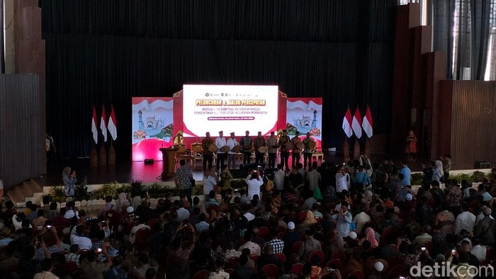 Wakil Menteri Koperasi, Ferry Juliantono meluncurkan percepatan musyawarah pembentukan koperasi desa merah putih di Aceh. (Agus Setyadi/detikSumut)