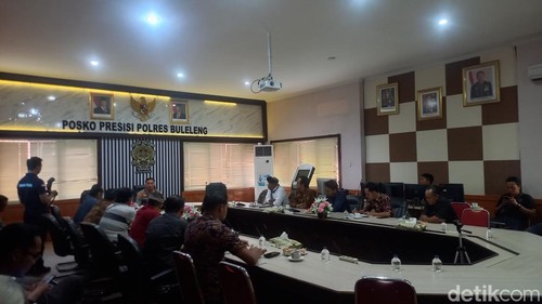 Sejumlah warga Desa Pemuteran, Kecamatan Gerokgak melakukan audiensi ke Polres Buleleng, Kamis (22/5/2025).