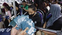 Petugas BP3MI memperlihatkan sejumlah paspor milik pekerja migran Indonesia (PMI) yang tiba di Pelabuhan Internasional Batam Centre, Batam, Kepulauan Riau, Kamis (22/5/2025). Kedatangan mereka menjadi bagian dari proses pemulangan pekerja migran yang bermasalah di luar negeri.