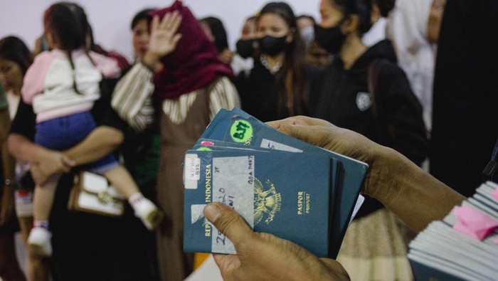 Sejumlah pekerja migran Indonesia (PMI) berjalan menuju bus saat dipulangkan dari Malaysia di Pelabuhan Internasional Batam Centre, Batam, Kepulauan Riau, Kamis (22/5/2025). Balai Pelayanan dan Perlindungan Pekerja Migran Indonesia (BP3MI) Kepri menerima sebanyak 72 orang PMI yang telah menjalani proses hukum di Depot Tahanan Imigrasi (DTI) Pekan Nenas, Johor, Malaysia dan dua PMI repatriasi yang dipulangkan melalui Pulau Batam. ANTARA FOTO/Teguh Prihatna/YU