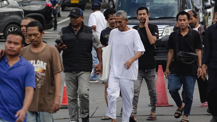 Sejumlah pekerja migran Indonesia (PMI) berjalan menuju bus saat dipulangkan dari Malaysia di Pelabuhan Internasional Batam Centre, Batam, Kepulauan Riau, Kamis (22/5/2025). Balai Pelayanan dan Perlindungan Pekerja Migran Indonesia (BP3MI) Kepri menerima sebanyak 72 orang PMI yang telah menjalani proses hukum di Depot Tahanan Imigrasi (DTI) Pekan Nenas, Johor, Malaysia dan dua PMI repatriasi yang dipulangkan melalui Pulau Batam. ANTARA FOTO/Teguh Prihatna/YU