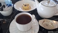 Bagi penikmat teh yang lebih pekat juga bisa memesan teh puerh. Menikmatinya selagi hangat seolah membantu menetralisir lidah untuk berpindah dari satu kue ke kue lainnya. Foto: detikcom/Diah Afrilian