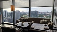 Berada di atas ketinggian lantai 23 di Park Hyatt Jakarta, waktu bersantai sore hari di sini dapat dinikmati dengan teh hangat dan kue-kue cantik. Tak hanya itu, pemandangan tata kota sekitar yang mendukung juga membuat suasananya makin menenangkan. Foto: detikcom/Diah Afrilian