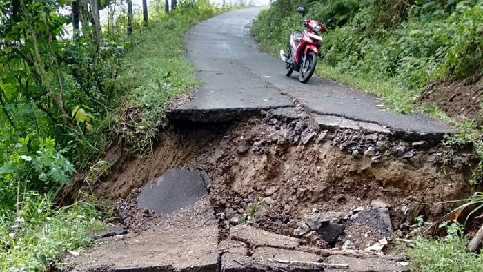 Akses jalan antarkecamatan di Trenggalek yang terputus imbas tanah gerak.