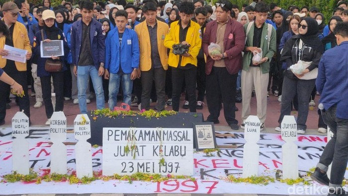 Aksi simbolik peringatan Jumat Kelabu di Banjarmasin.