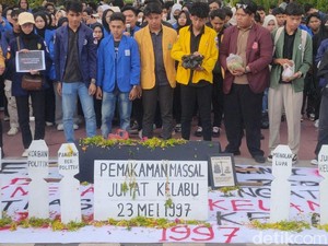 Baju Kuning yang Jadi Sasaran Saat Jumat Kelabu