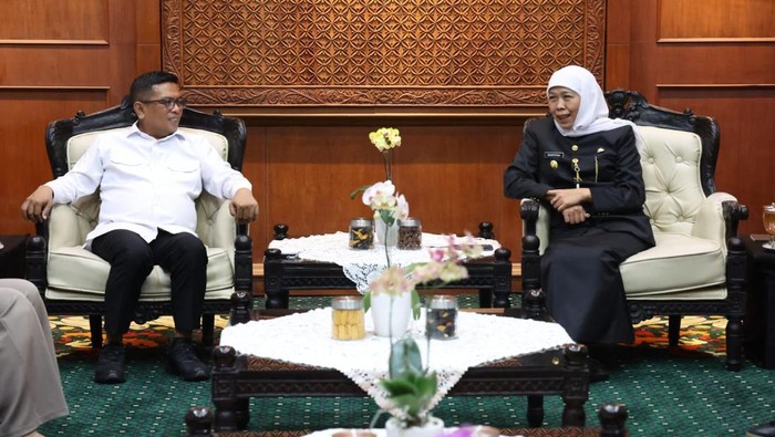 Gubernur Banten Andra Soni mengunjungi Gubernur Jawa Timur (Jatim) Khofifah Indar Parawansa di Surabaya, Jawa Timur.