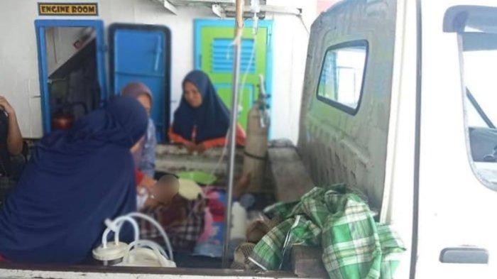 Balita yang merupakan pasien Puskesmas Wakorumba Selatan di Muna dirujuk pakai mobil pikap.
