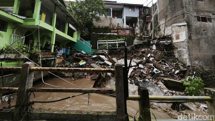 Bangunan ambruk tergerus arus sungai di Bandung.