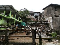 Derasnya Arus Luapan Sungai Bikin Bangunan PAUD di Ciumbuleuit Ambruk