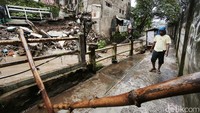 Derasnya air sungai juga menggenangi jalan gang di sana. Warga tampak bahu-membahu membersihkan material lumpur yang terbawa air. Selain merobohkan bangunan, banjir juga mengikis kirmir jalan. Warga pun terpaksa menutup jalan dengan sebatang bambu agar tidak ada warga lain yang melintas.