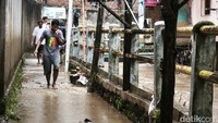 Warga sempat panik saat peristiwa itu terjadi sekitar pukul 14.00 WIB. Sebab lokasi bangunan berada persis di tepi aliran sungai yang mendadak meluap dan menghantam fondasi bangunan.