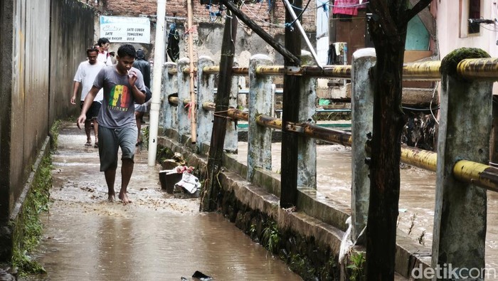 Bangunan PAUD di Ciumbuleuit Ambruk Digerus Arus Sungai.