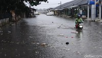 Banjir di Pasar Gedebage terjadi karena aliran air yang seharusnya menuju sungai memang tidak berfungsi sebagaimana mestinya karena tertutup tumpukan sampah.