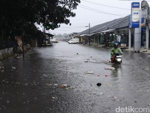 Bandung Diguyur Hujan Deras, Pasar Gedebage Jadi Wahana Air