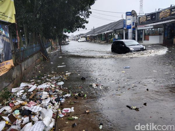 Wahana Air di Pasar Gedebage Usai Hujan Menerjang Bandung