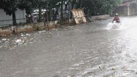 Banjir relatif cukup dalam dan berada di titik yang tak jauh dari akses masuk Pasar Gedebage.