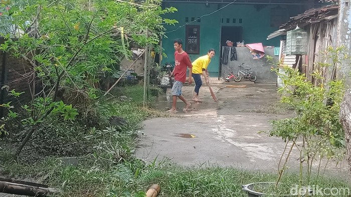 Warga Gumulan, Kecamatan Klaten Tengah membersihkan rumah.