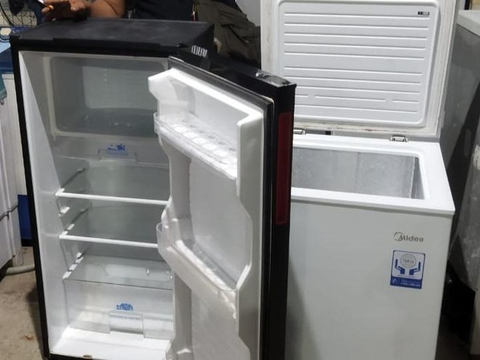 Barang bukti freezer hingga kulkas yang dicuri pria Jogja inisial DGT (25) dari warmindo di Sewon, Bantul. Foto diunggah Jumat (23/5/2025).