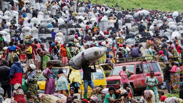 Begini Ramainya Pasar Arang di Kongo, Ancam Habitat Gorila Langka Vendors trade at the charcoal market in Murhesa, as improved access to markets drives up supply, raising alarm over environmental degradation and the growing threat to Kahuzi-Biega National Park, a UNESCO World Heritage site home to endangered Grauer’s gorillas, in the Bukavu, South Kivu Province in the Democratic Republic of Congo, May 16, 2025. REUTERS/Victoire Mukenge TPX IMAGES OF THE DAY