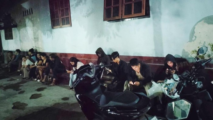 Belasan pasangan diamankan dari kos-kosan di Selong Lombok Timur NTB, Kamis (22/5/2025).