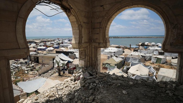 A view from the ruins of a mosque shows tents used by Palestinians displaced by the Israeli military offensive, near Gazas seaport, in Gaza City, May 22, 2025. REUTERS/Mahmoud Issa     TPX IMAGES OF THE DAY