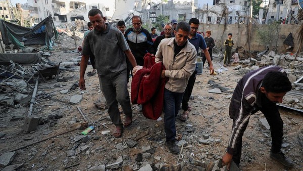 At least eight killed near Gaza food sites as Palestinians fear global attention switching to Iran