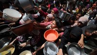 Situasi di Jalur Gaza semakin memprihatinkan saat Israel memblokade bantuan kemanusiaan ke wilayah itu sejak awal Maret. Sebelumnya, pemerintah Inggris, Prancis, dan Kanada kompak mengecam serangan militer Israel yang semakin meluas di Jalur Gaza. Ketiga negara itu bahkan mengancam akan melakukan tindakan konkret lebih lanjut sebagai respons jika Tel Aviv tidak menghentikan serangan mereka dan mencabut blokade terhadap bantuan kemanusiaan. REUTERS/Mahmoud Issa