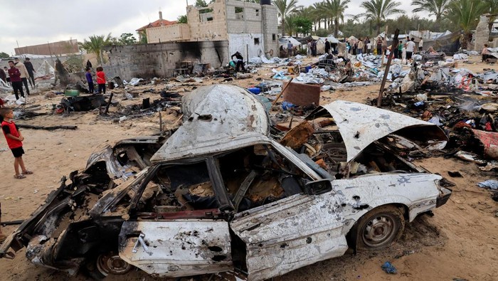 Palestinians inspect the damage at the site of an Israeli strike on a tent camp sheltering displaced people, in Khan Younis, southern Gaza Strip, May 18, 2025. REUTERS/Hatem Khaled