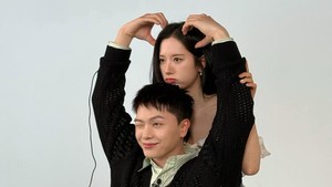 Bonus: momen Bona bareng Yook Sung Jae, lawan mainnya di The Haunted Palace.