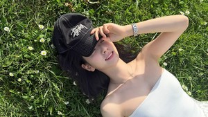 Kelahiran 19 Agustus 1995 itu emang punya bakat di dunia akting sampai pernah dapat penghargaan Best New Actress KBS Drama Awards 2020 saat main di Homemade Love Story.