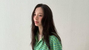 IRL, Bona bukan dukun lo ya. Dia adalah aktris dan member grup K-Pop WJSN asuhan Starship Entertainment.