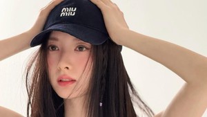 Tapi peran Yeo Ri lagi populer banget. Sampai-sampai kolom komentar Instagram Bona ada yang nyebut dia dukun muda memesona.