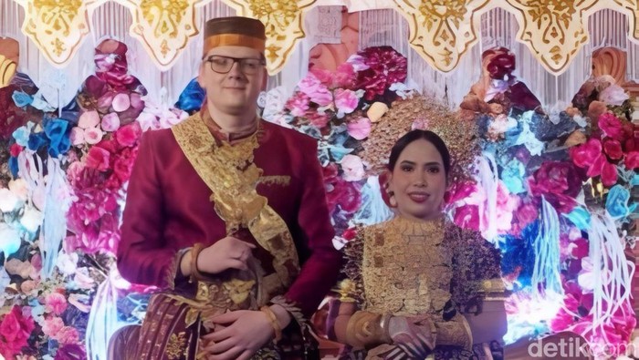 Pria asa Jerman bernama Sebastian Bin Nobert (34) terbang ke Indonesia untuk mempersunting wanita pujaan hatinya bernama Karmila (34) di Kabupaten Bone