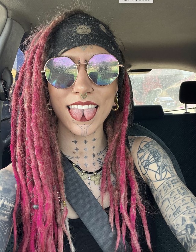 Wanita bernama Brianna Mary Shihadeh, yang ingin dipanggil Flower itu merupakan penggemar modifikasi tubuh. Sejak usia 18, dia telah menghabiskan banyak uang untuk melakukan prosedur-prosedur tak masuk akal, termasuk membelah lidahnya menjadi dua.  Foto: dok. Instagram @flower.friendly