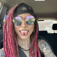 Wanita bernama Brianna Mary Shihadeh, yang ingin dipanggil Flower itu merupakan penggemar modifikasi tubuh. Sejak usia 18, dia telah menghabiskan banyak uang untuk melakukan prosedur-prosedur tak masuk akal, termasuk membelah lidahnya menjadi dua.  Foto: dok. Instagram @flower.friendly