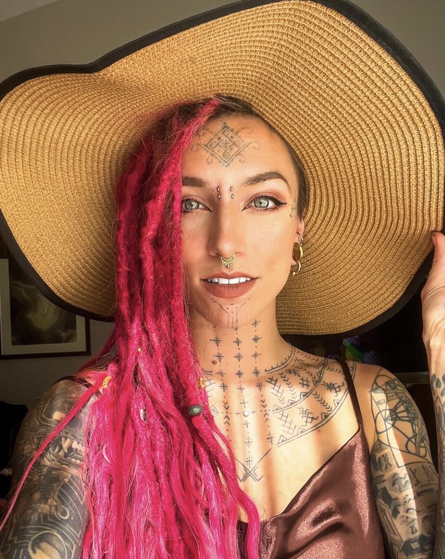 Wanita 30 tahun itu telah mengeluarkan sekitar 8.500 poundsterling atau sekitar Rp 170 juta untuk berbagai prosedur. Transformasi awalnya dimulai dengan tato di seluruh lengannya. Foto: dok. Instagram @flower.friendly