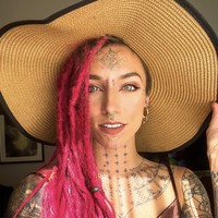 Wanita 30 tahun itu telah mengeluarkan sekitar 8.500 poundsterling atau sekitar Rp 170 juta untuk berbagai prosedur. Transformasi awalnya dimulai dengan tato di seluruh lengannya. Foto: dok. Instagram @flower.friendly