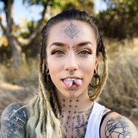 Kemudian berkembang menjadi tato dada besar yang menjalar hingga ke leher, tato di kaki, wajah, tangan, serta penggunaan spacer di telinga, tindik di  hidung, dan lidah terbelah. Foto: dok. Instagram @flower.friendly