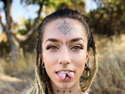 Foto: Wanita yang Belah Lidah Demi Estetika, Efeknya Sulit Bicara