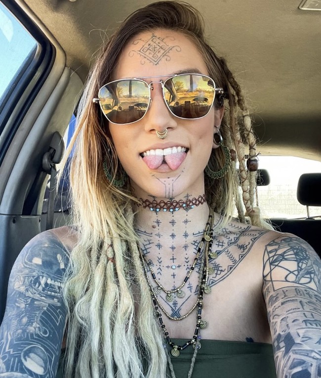 “Selain itu, otot lidah harus dilatih, kamu harus menarik kedua sisi lidah ke bawah dan menjauhkannya satu sama lain untuk memastikan belahan tetap terbuka. Tapi aku juga takut menyentuhnya karena khawatir infeksi,” tambahnya lagi.  Foto: dok. Instagram @flower.friendly