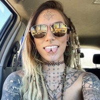 “Selain itu, otot lidah harus dilatih, kamu harus menarik kedua sisi lidah ke bawah dan menjauhkannya satu sama lain untuk memastikan belahan tetap terbuka. Tapi aku juga takut menyentuhnya karena khawatir infeksi,” tambahnya lagi.  Foto: dok. Instagram @flower.friendly