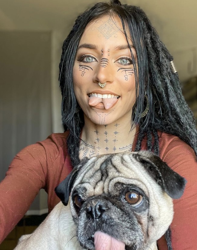 Namun, menurut Flower, pemulihan dari prosedur pembelahan lidah adalah bagian tersulit. Flower mengaku jadi kesulitan berbicara dengan artikulasi yang terdengar jelas. Foto: dok. Instagram @flower.friendly