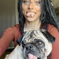 Namun, menurut Flower, pemulihan dari prosedur pembelahan lidah adalah bagian tersulit. Flower mengaku jadi kesulitan berbicara dengan artikulasi yang terdengar jelas. Foto: dok. Instagram @flower.friendly