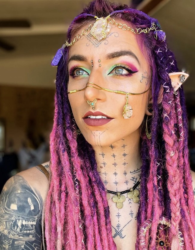 “Itu pengalaman yang sangat aneh. Aku harus belajar bicara lagi supaya tidak cadel,” ungkapnya, seperti dikutip dari Daily Star.  Foto: dok. Instagram @flower.friendly