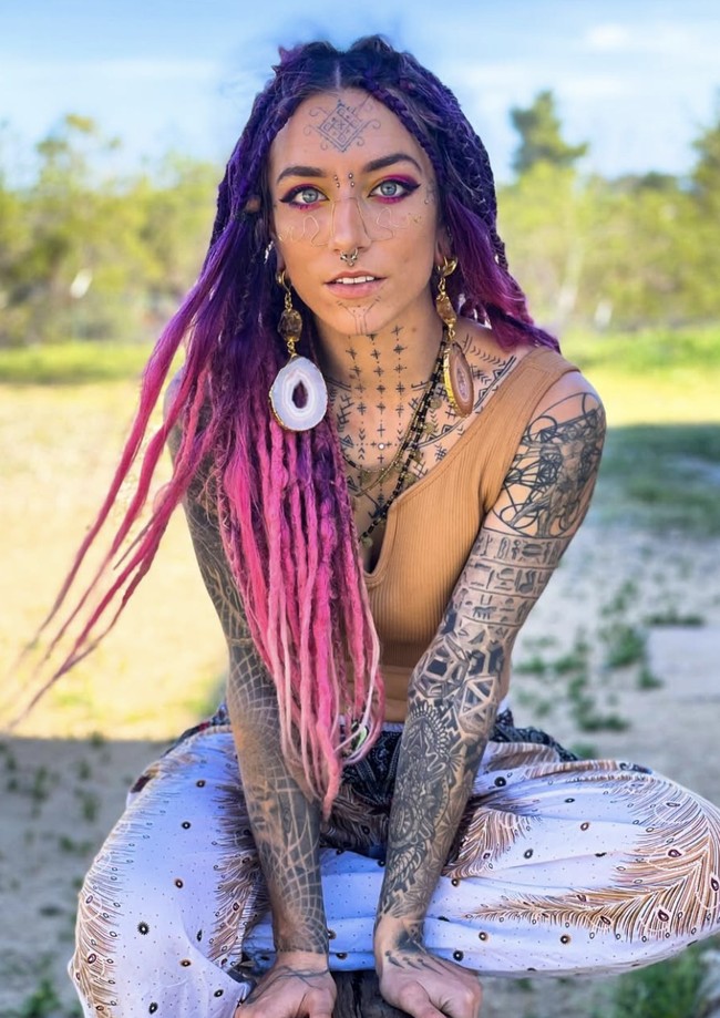 Ia mengungkapkan bahwa bagian tubuh tertentu sangat menyakitkan selama prosedur. “Sikutku sangat sakit, tapi bagian kepala samping itu yang paling parah. Rasanya seperti ada suara berdengung di dalam telinga, sangat keras, sampai sulit untuk meditasi,” jelasnya. Foto: dok. Instagram @flower.friendly